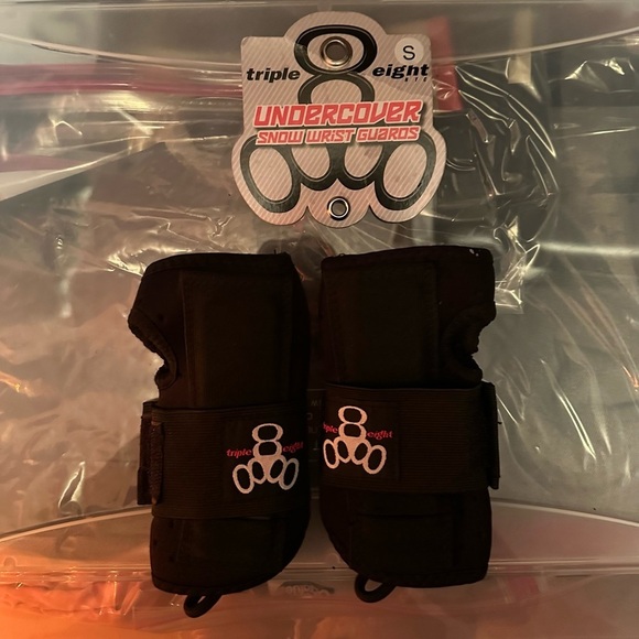 New Triple Eight Undercover Snow Wrist Guards Size Small Black - Picture 1 of 3